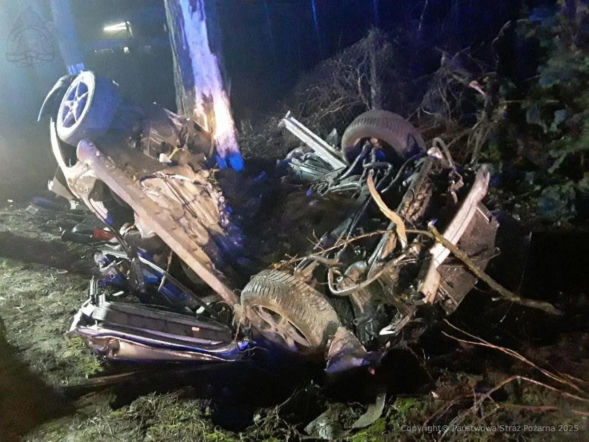 Młody kierowca dachował, auto złamało się w pół. Nie miał szans