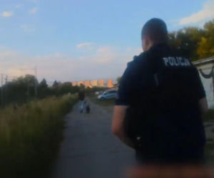 Seniorka leżała przy torach. Policjanci ruszyli na pomoc