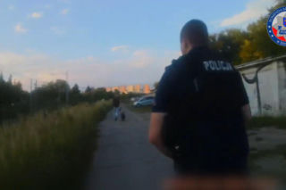 Seniorka leżała przy torach. Policjanci ruszyli na pomoc