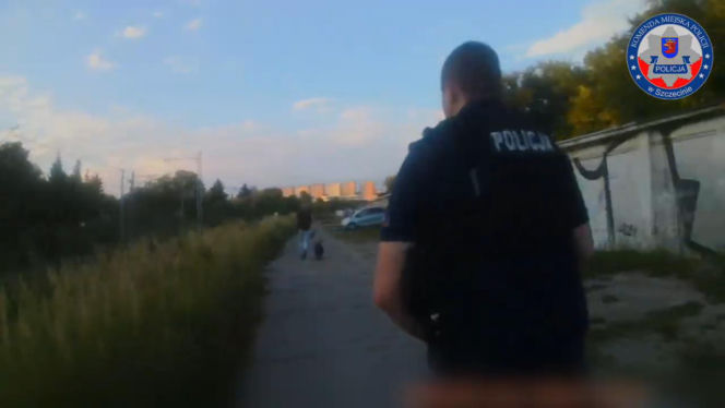 Seniorka leżała przy torach. Policjanci ruszyli na pomoc