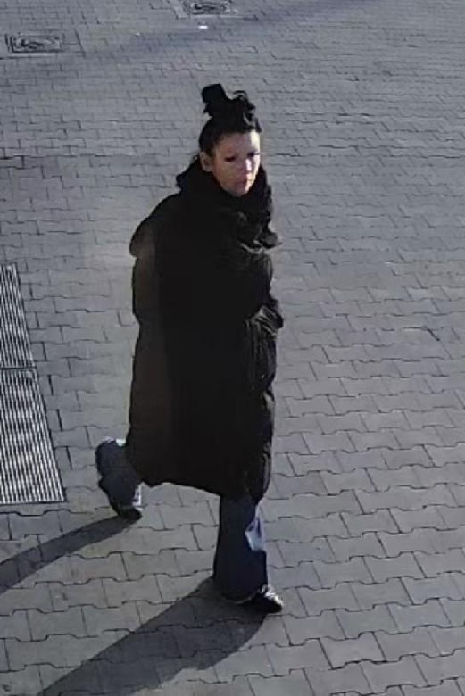 Uderzyła kobietę w Toruniu. Szuka jej policja. Rozpoznajesz podejrzaną?