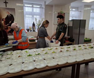 Poznańska Caritas: trwają przygotowania do wielkanocnego śniadania 