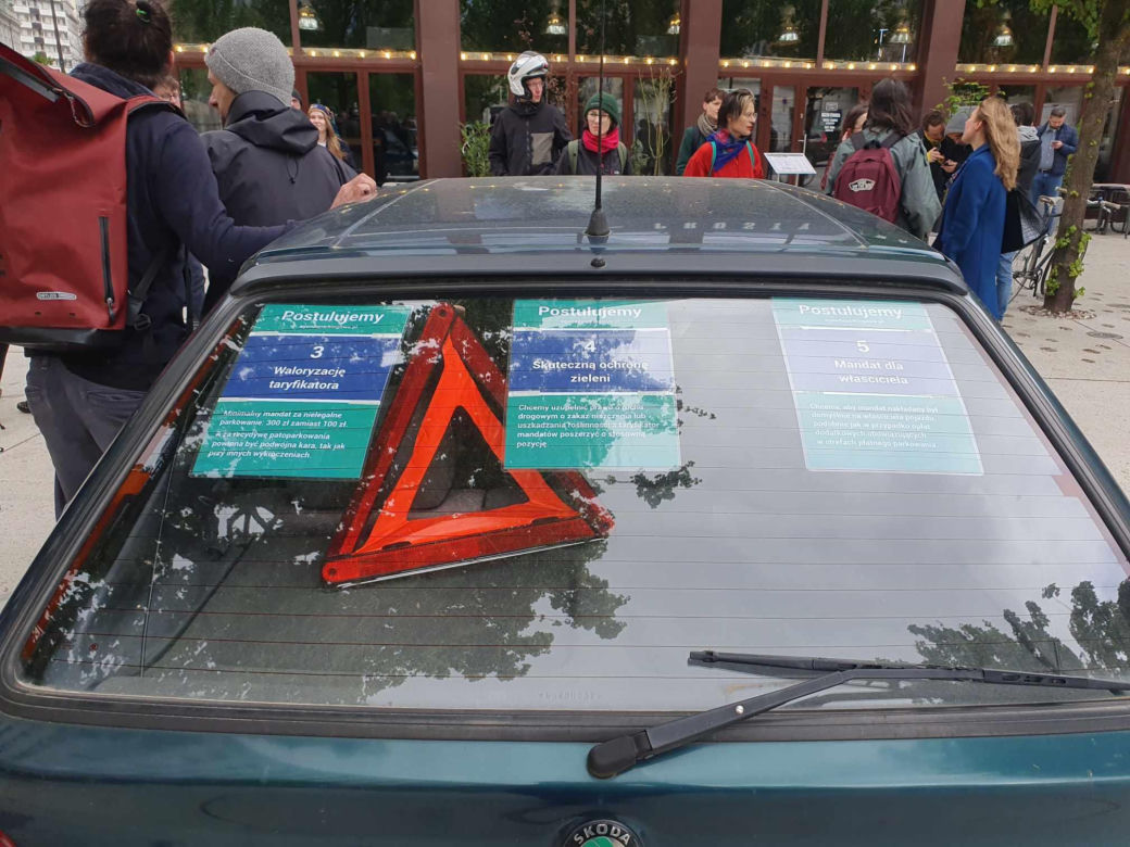 Samochód zaparkowany na placu 5 rogów