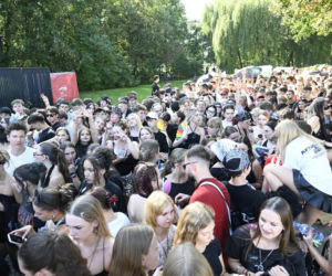 Fani w upale czekają na koncert The Weeknd. Tłumy w Warszawie
