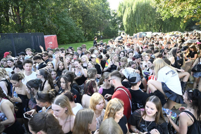 Fani w upale czekają na koncert The Weeknd. Tłumy w Warszawie
