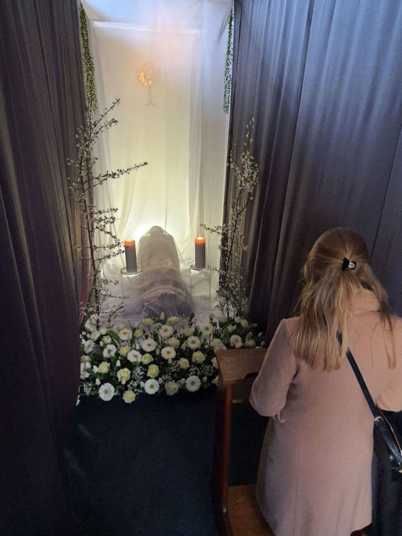 Nietypowe Groby Pańskie. Instalacje zaskakują i skłaniają do przemyśleń. Są w nich ukryte symbole 