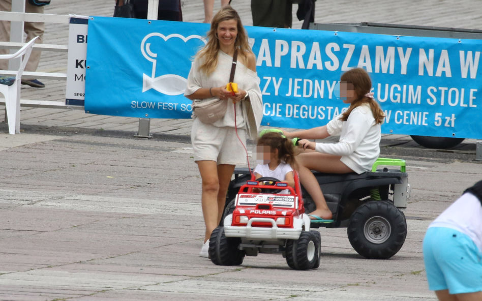 Koroniewska z Dowborem całują się na plaży