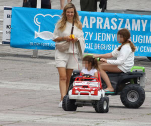 Koroniewska z Dowborem całują się na plaży
