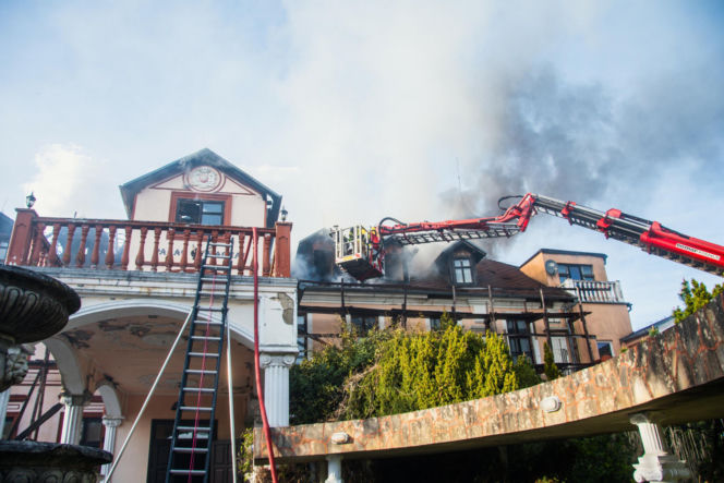 Płonie zabytkowy pałac w Lubuskiem! Gigantyczna akcja straży pożarnej