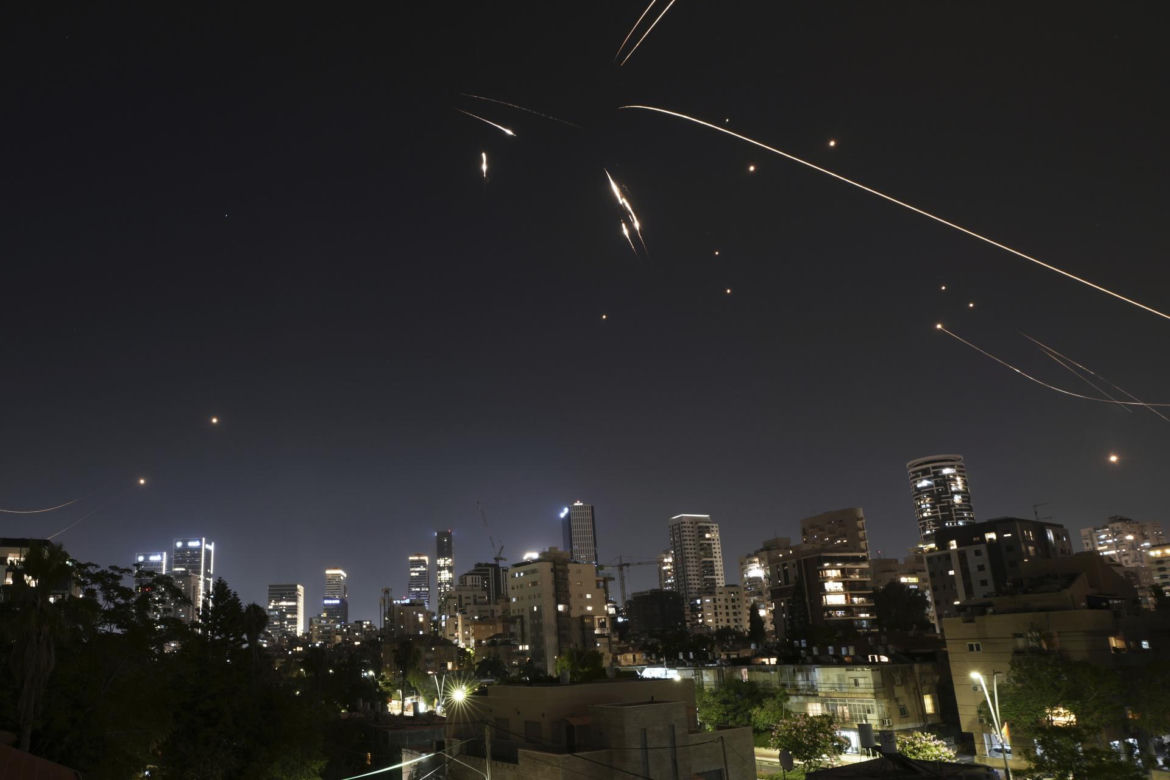 Izraelski dron zaatakował jeden z zakładów na polach gazowych na południu Iran, doszło do potężnego wybuchu i pożaru.