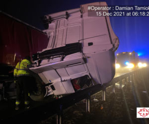 Dwie ciężarówki zderzyły się we mgle na autostradzie A1. Droga zablokowana