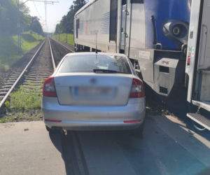 Wjechała na tory, wprost w przejeżdżający pociąg. W aucie wiozła dzieci