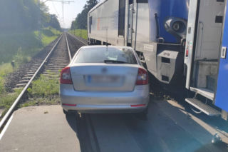 Mogło dojść do strasznej tragedii. Kobieta wjechała osobówką wprost w przejeżdżający pociąg