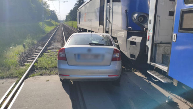 Mogło dojść do strasznej tragedii. Kobieta wjechała osobówką wprost w przejeżdżający pociąg