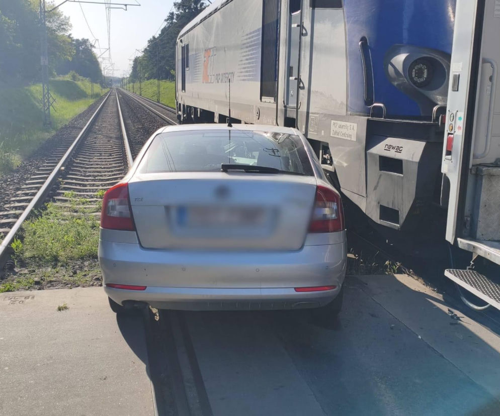 Wjechała na tory, wprost w przejeżdżający pociąg. W aucie wiozła dzieci