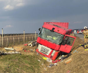 Horror na krajowej 50. Ciężarówka wylądowała w rowie, dwie osoby wyleciały przez przednią szybę!