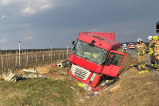 Tragedia na DK50. Mężczyźni wypadli przez przednią szybę ciężarówki, kierowca nie żyje