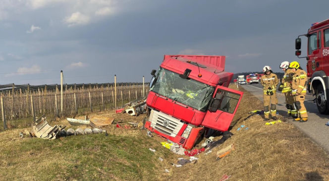 Tragedia na DK50. Mężczyźni wypadli przez przednią szybę ciężarówki, kierowca nie żyje