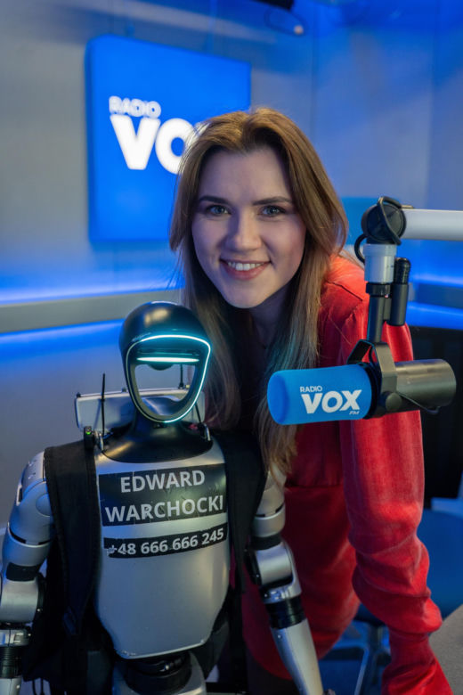 Robot Edward w VOX FM