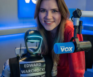 Robot Edward w VOX FM