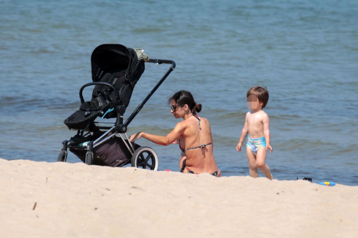 Marta Kaczyńska na plaży karmi dziecko piersią