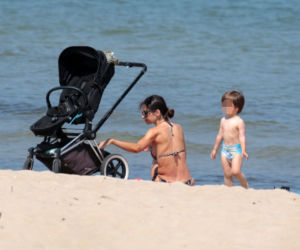 Marta Kaczyńska na plaży karmi dziecko piersią