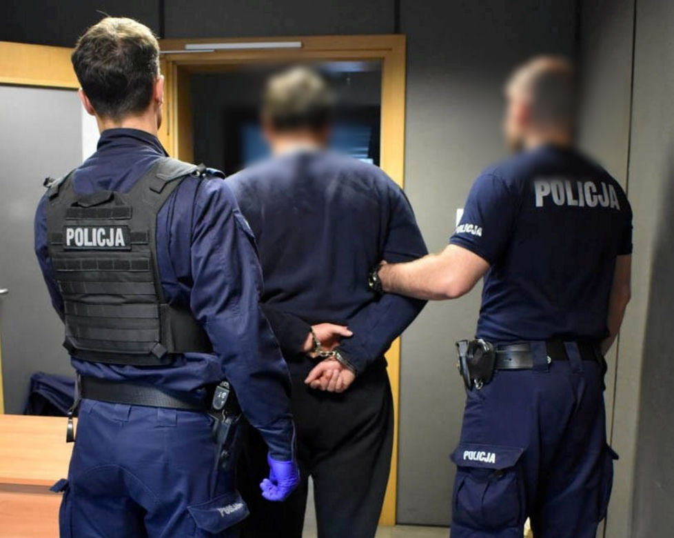 Doprowadzenie nożownika do prokuratury w Płocku