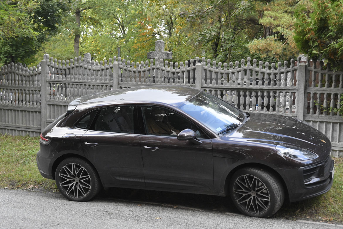 Żona wozi Olbrychskiego porshe