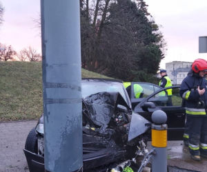 Pijany nastolatek wyleciał z auta. Cud, że przeżył