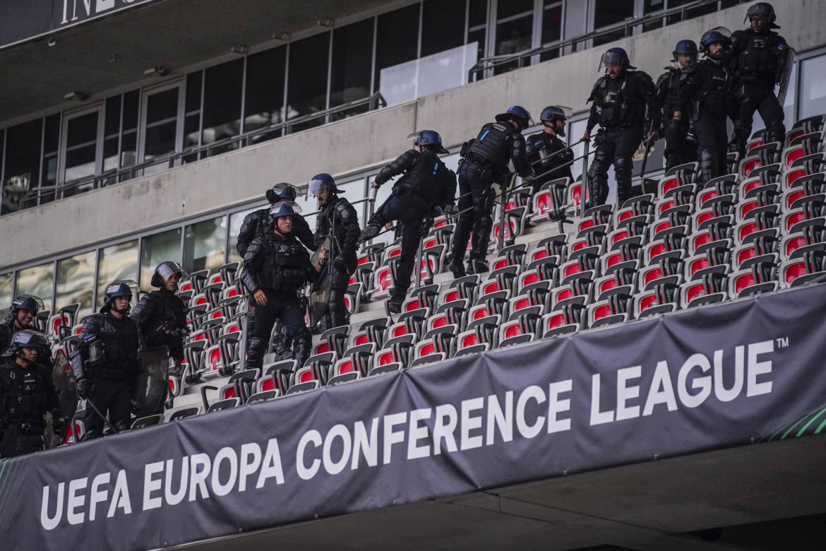 Zadyma na meczu OCG Nice - FC Koln 