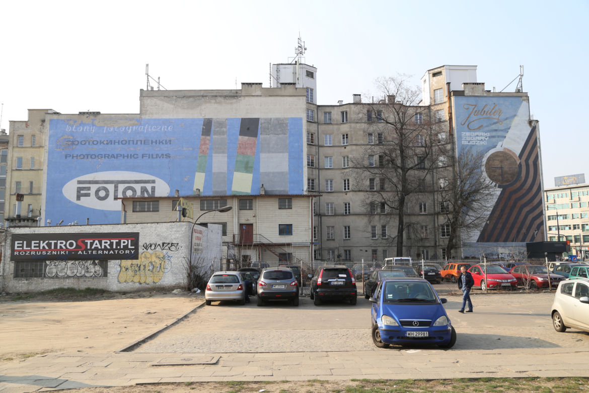 Mural w hołdzie muralom: Kultowe reklamy FOTON i Jubiler wróciły na Pragę! [GALERIA]