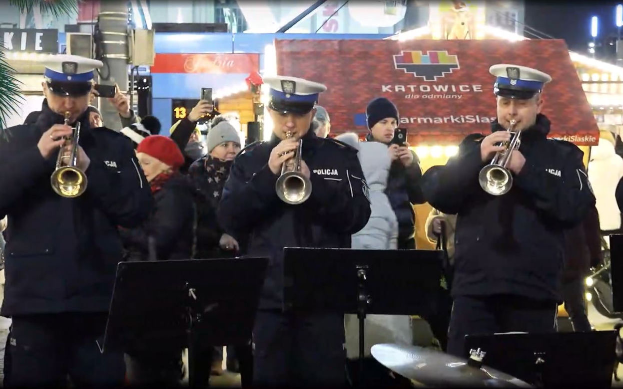 Policjanci zagrali na jarmarku bożonarodzeniowym w Katowicach