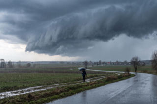Chłodne powietrze napływa do Polski. Burze i intensywne opady