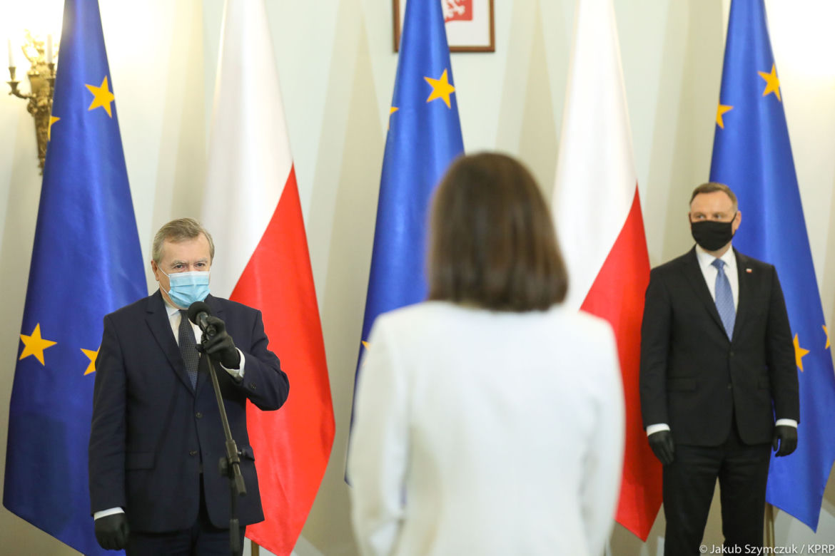 Iga Świątek odbiera odznaczenie od prezydenta