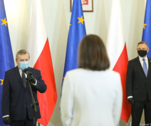 Iga Świątek odbiera odznaczenie od prezydenta