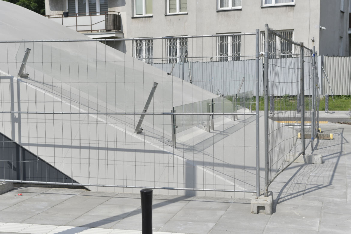 Awantura o barierki na zadaszeniach wejść do metra na Bródnie. Warszawiacy: „To nie ma sensu!
