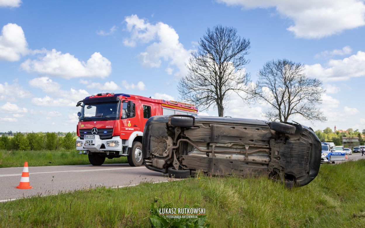 Knyszyn. Groźnie wyglądająca kolizja. Skoda Superb leżała na boku