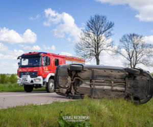Knyszyn. Groźnie wyglądająca kolizja. Skoda Superb leżała na boku