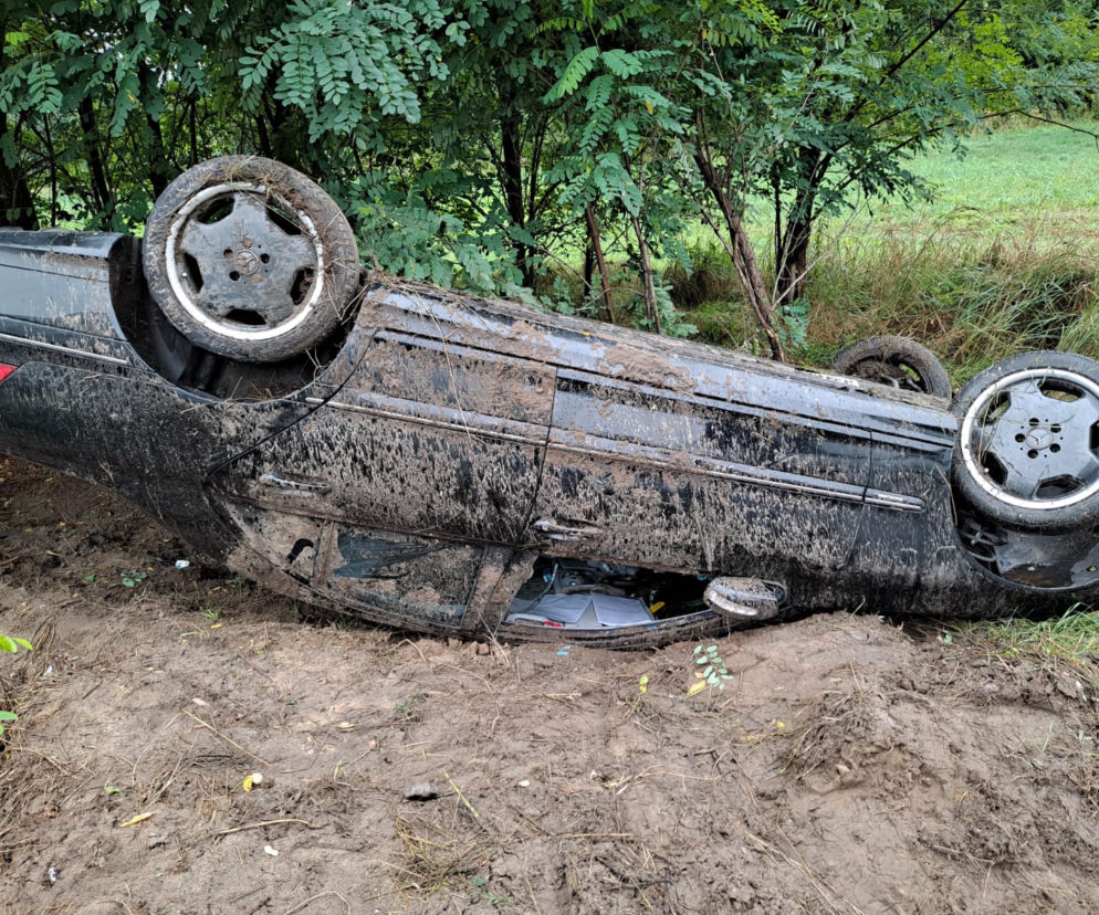 Krok od tragedii w Palatach! 27-latek wypadł z drogi i wylądował na DACHU! 