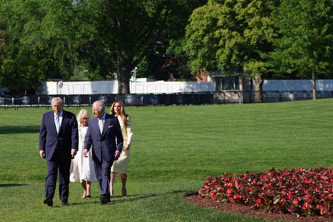 Król Karol i królowa Kamila u Trumpów. Melania dała im herbatę, a potem pokazała pasiekę w kształcie Białego Domu