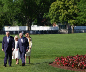 Król Karol i królowa Kamila u Trumpów. Melania dała im herbatę, a potem pokazała pasiekę w kształcie Białego Domu