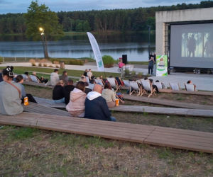 To jedyne takie kino plenerowe w Świętokrzyskiem. W Porcie Lubianka na leżakach i na kajakach