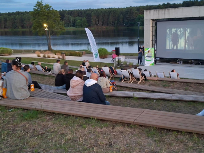 To jedyne takie kino plenerowe w Świętokrzyskiem. W Porcie Lubianka na leżakach i na kajakach