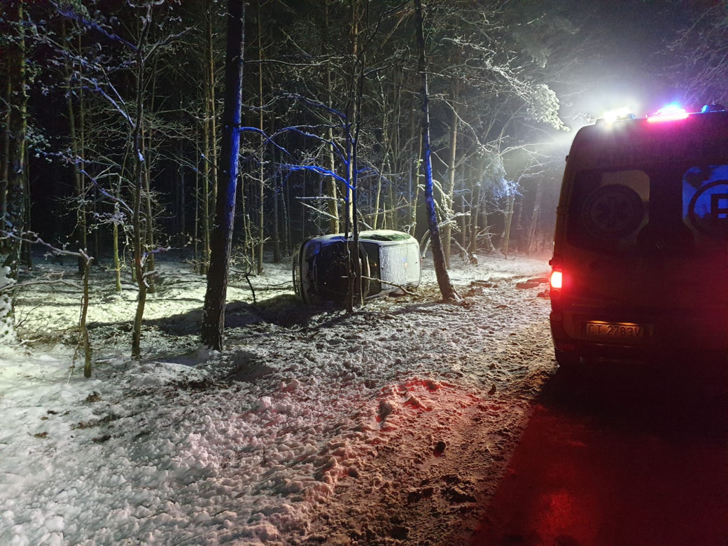 Wypadek w Czarnych Błotach koło Torunia. Auto przewróciło się na bok