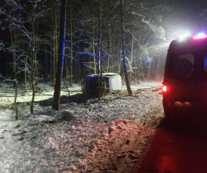 Wypadek w Czarnych Błotach koło Torunia. Auto przewróciło się na bok