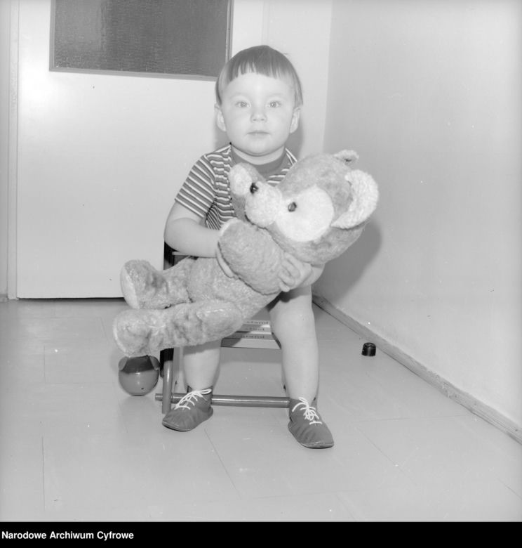 Dziewczynka z misiem (1976 r.)