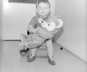 Dziewczynka z misiem (1976 r.)
