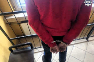 Kierowca bmw próbował rozjechać policjanta. Później huknął w ogrodzenie