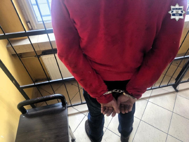 Kierowca bmw próbował rozjechać policjanta. Później huknął w ogrodzenie