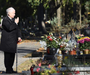 Limuzyną na grób matki. Jarosław Kaczyński 